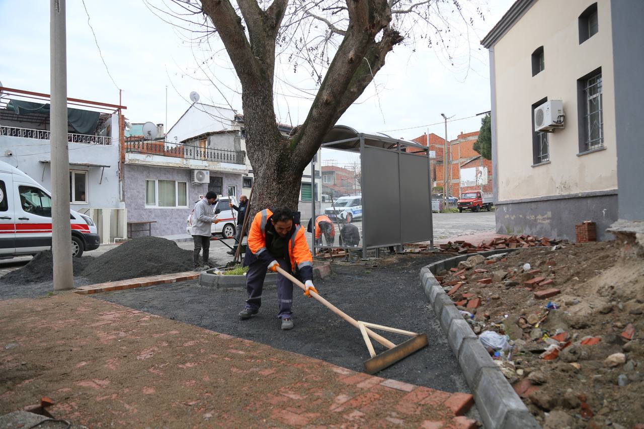 Edremit Belediyesi, İbrahimce Mahallesi'nde bozulan yolların tamirat çalışmalarına hız verdi.