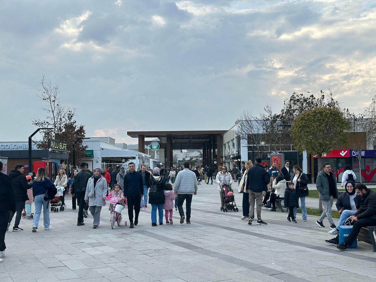 Güneşli havayı fırsat bilen Balıkesirliler, hafta sonunu Avlu Yaşam Merkezi'nde