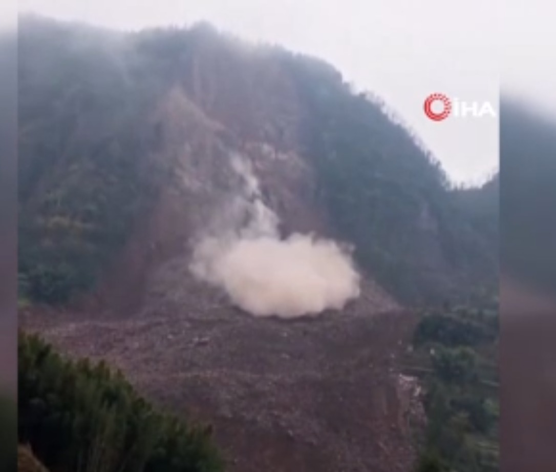 Çin'in Sichuan eyaletinde meydana gelen heyelanda 10 ev toprak altında