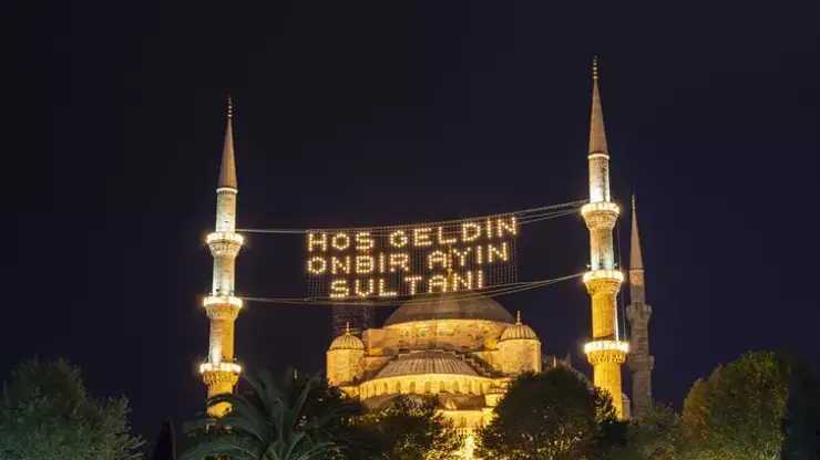 Ayvalık Belediyesi, yaklaşan Ramazan ayı öncesi hazırlıklarını hızlandırdı. İbadethanelerin temizliği