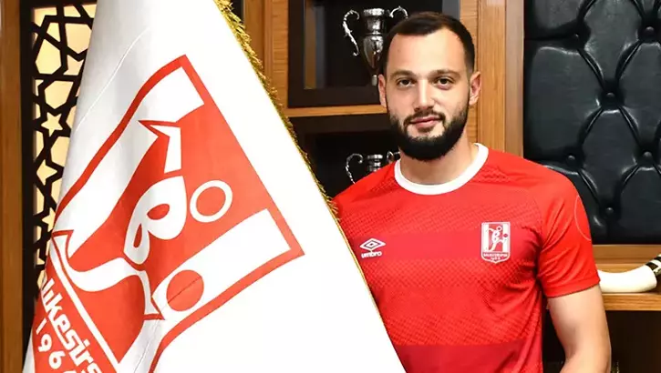 Balıkesirspor futbolcularından Özer Özdemir’in dedesi Özer Özdemir hayatını kaybetti.