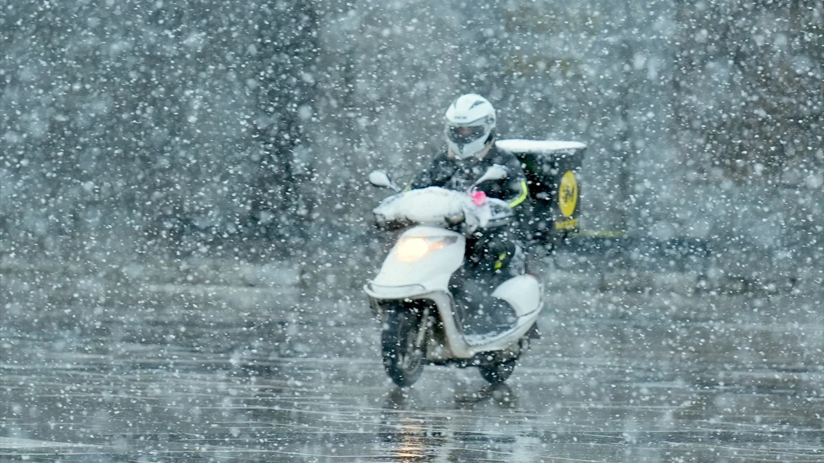 İstanbul'da olumsuz hava koşulları nedeniyle motokuryelere getirilen trafiğe çıkmama yasağı