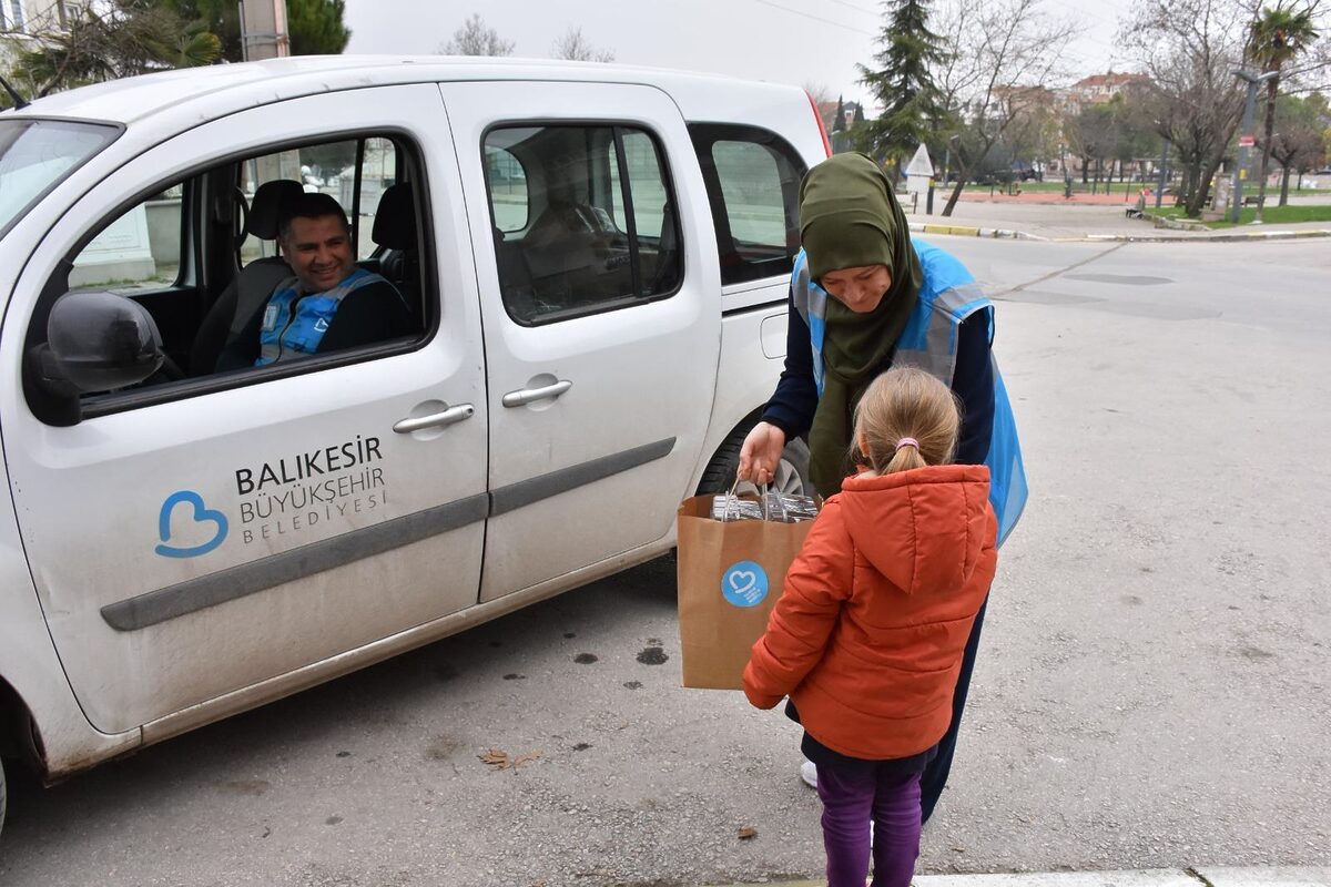 Balıkesir Büyükşehir Belediyesi, dar gelirli ailelerin çocuklarına yönelik sağladığı beslenme