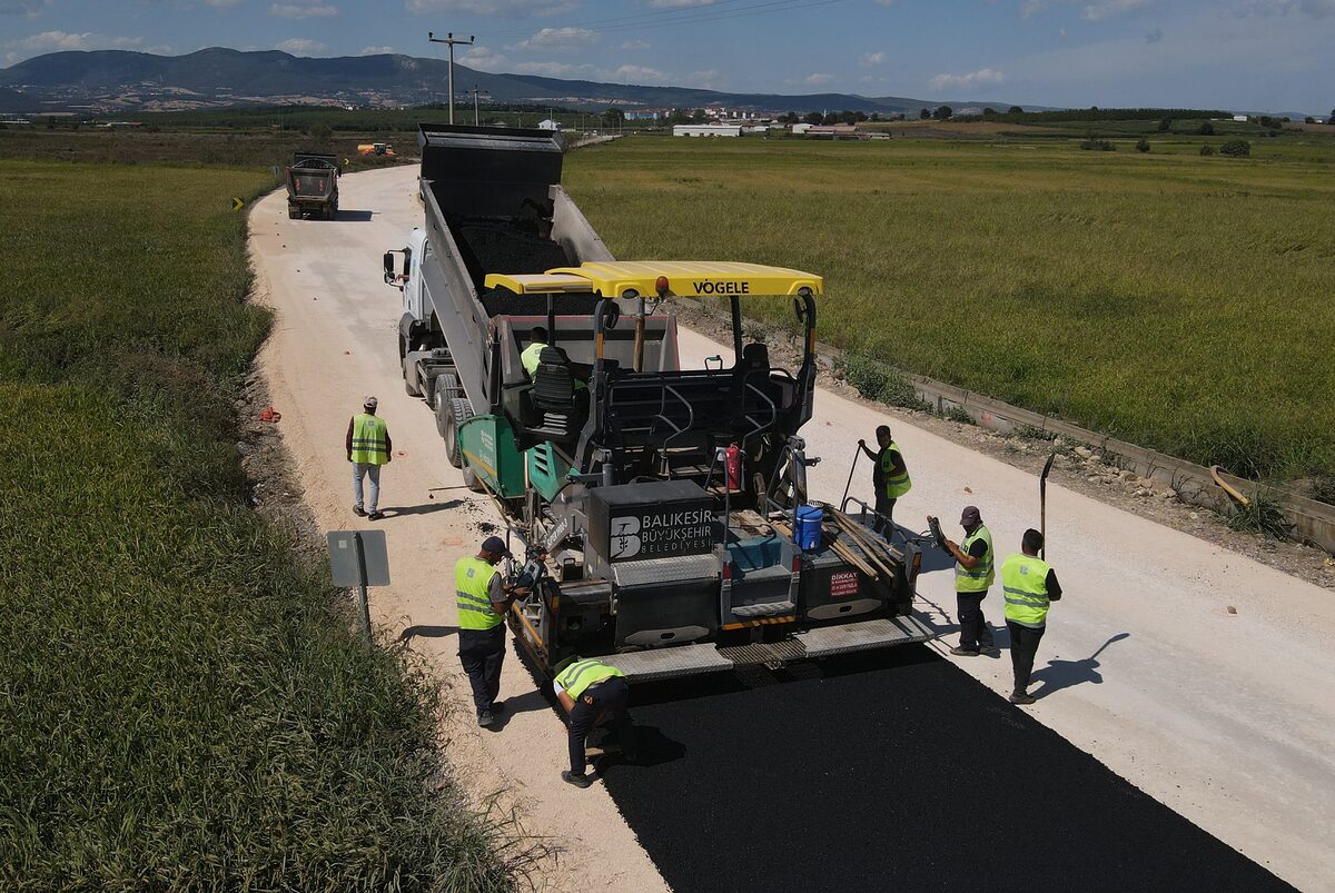 Balıkesir’in Bigadiç ilçesinde belediye ekiplerinin çalışmaları tüm hızıyla devam ediyor.