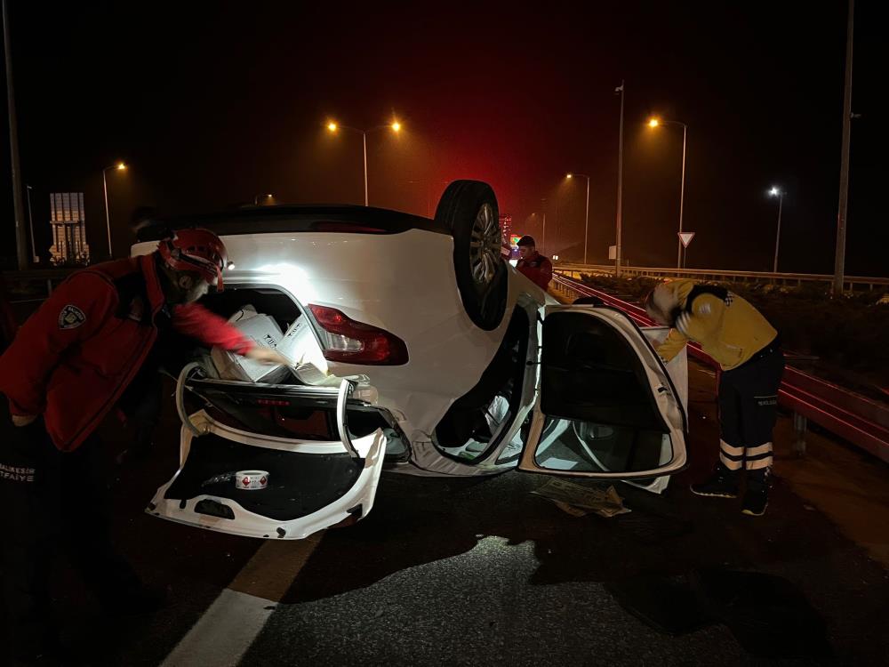 Balıkesir-İzmir otoyolunda sabaha karşı meydana gelen trafik kazasında, hızla arkadan