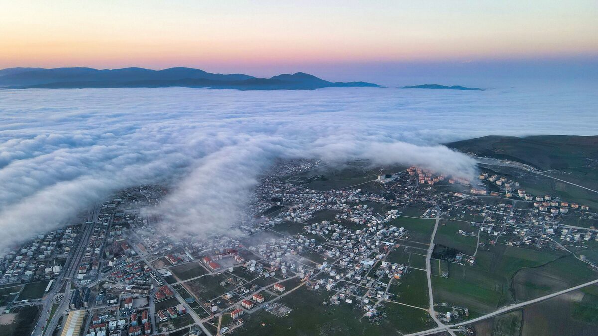 Balıkesir'in Bandırma ilçesinde deniz üzerinden yükselen yoğun sis bulutları seyri