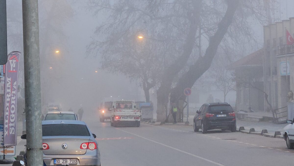 Hava sıcaklıklarındaki ani değişimler Balıkesir'in Sındırgı ilçesinde sisli hava etkili