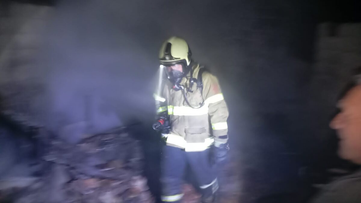 Balıkesir'in Erdek ilçesinde, Sahil Mahallesi'nde gece saatlerinde çıkan dam yangını,