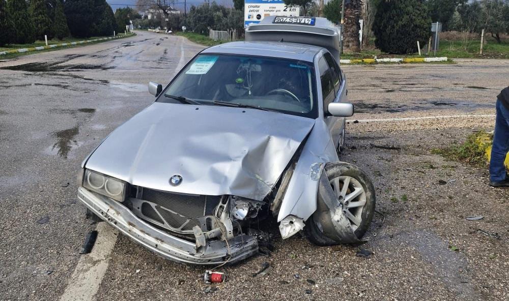 Balıkesir’in Erdek ilçesinde, Düzler Kavşağı’nda meydana gelen trafik kazasında, bir