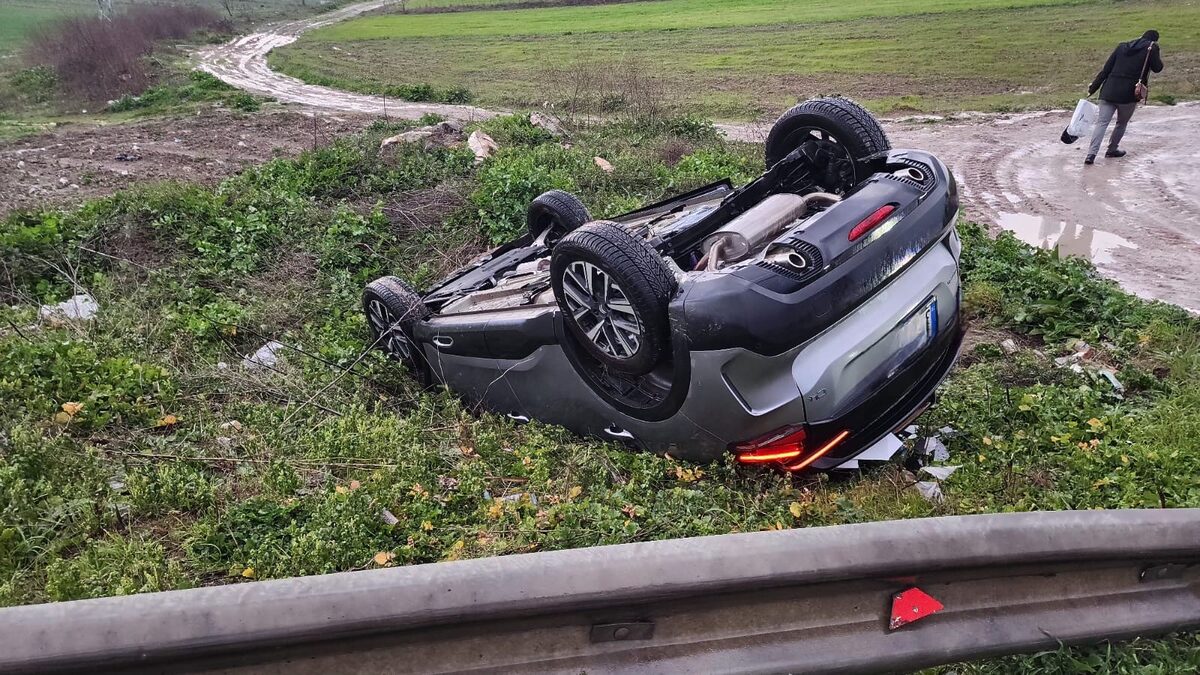 Balıkesir-Bursa yolunda navigasyon yönlendirmesiyle yanlış yola giren araç, tekerleğin çukura