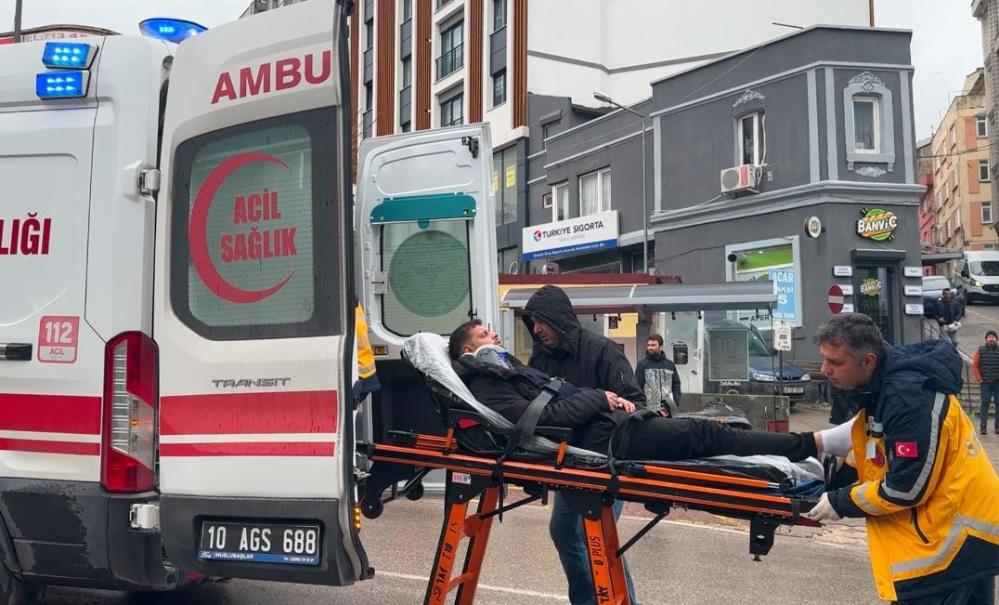 Balıkesir’in Bandırma ilçesi Atatürk Caddesi'nde meydana gelen trafik kazasında bir