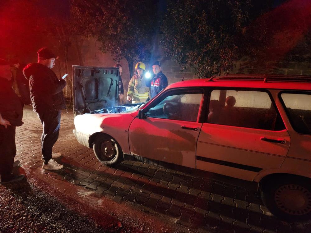 Balıkesir'in Gönen ilçesinde, Gündoğan Mahallesi'nde bir otomobilin motor kısmı aniden