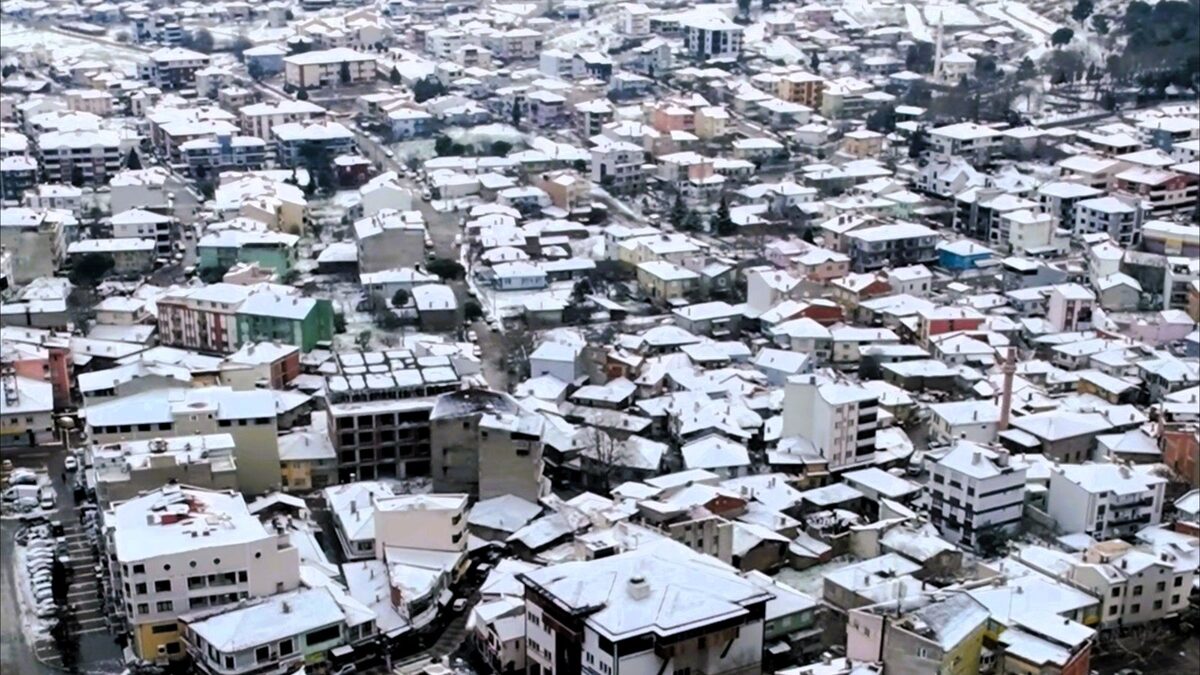 Türkiye genelinde etkili olan kar yağışı, Balıkesir'in Sındırgı ilçesinde adeta