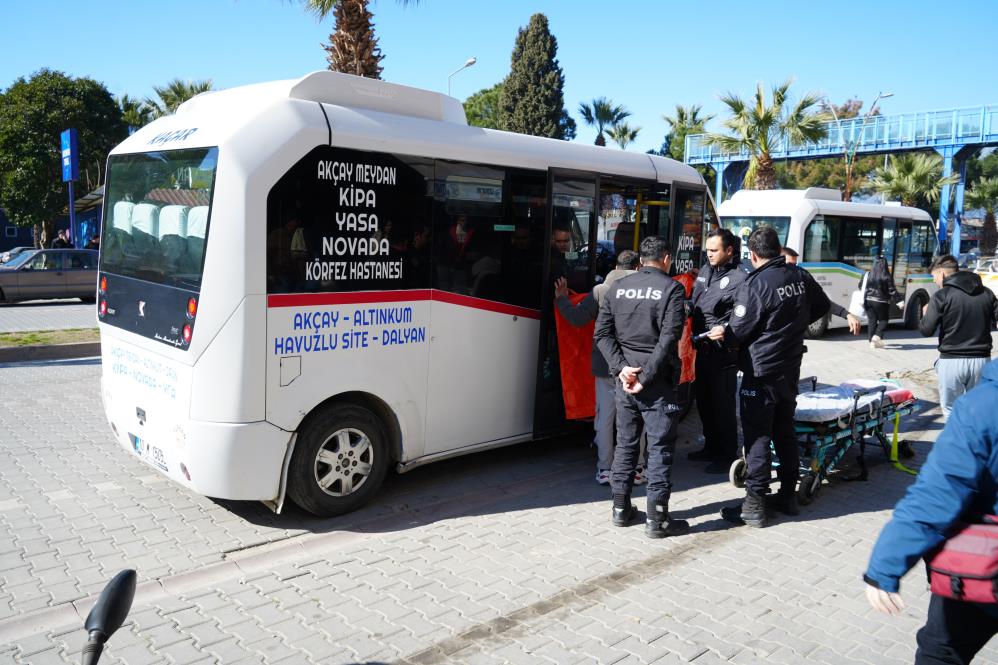 Balıkesir'in Edremit ilçesinde, 78 yaşındaki Altan isimli şahıs, bindiği dolmuşta