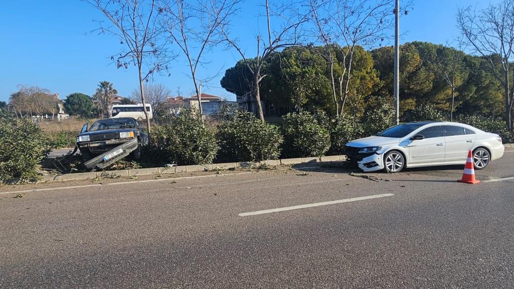 Balıkesir’in Bandırma ilçesinde, kaygan zemin nedeniyle meydana gelen zincirleme trafik