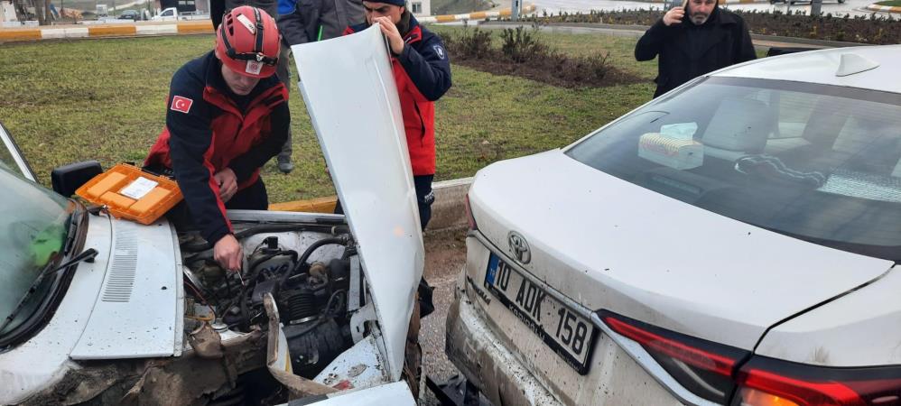 Balıkesir’in Gönen ilçesi çıkışında, Gönen-Bandırma yolu üzerinde bir trafik kazası