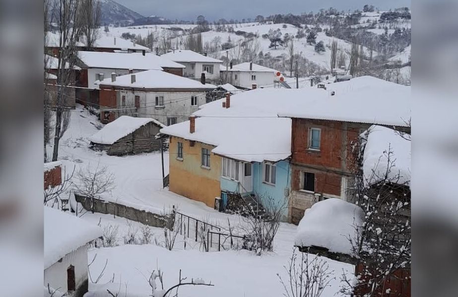 Balıkesir'in Kepsut ilçesine bağlı Bükdere Mahallesi'nde kar kalınlığı 30 santimi