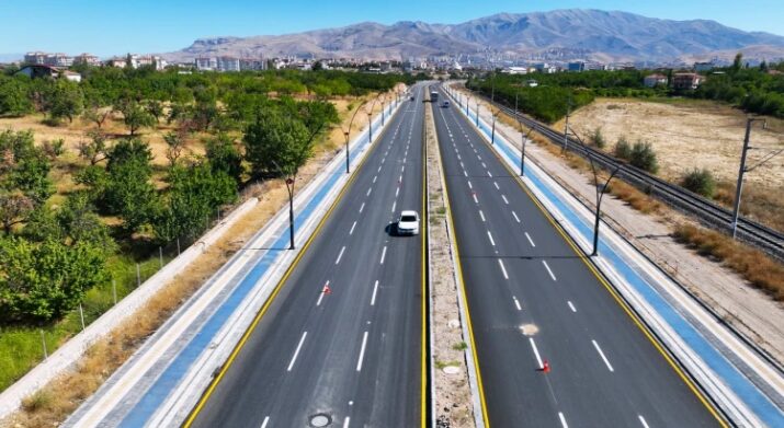 Edremit Belediyesi, Altınoluk Mahallesi Nazım Hikmet Caddesi'nde konforlu yollar için