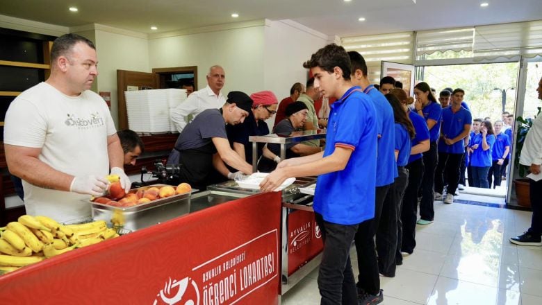 Ayvalık Belediyesi, öğrenciler için sunduğu sosyal desteği bir adım daha