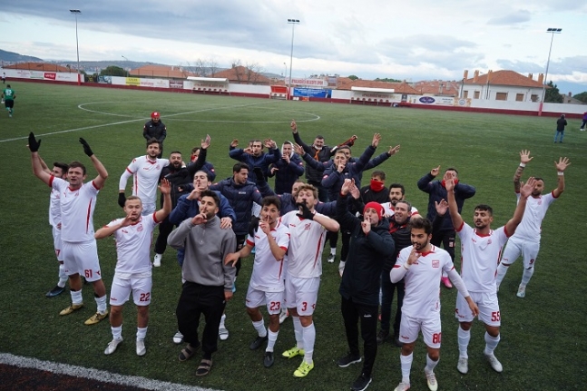 Ayvalıkgücü Belediyespor, Alanya 1221 karşısında deplasmanda aldığı 1-0'lık galibiyetle taraftarını