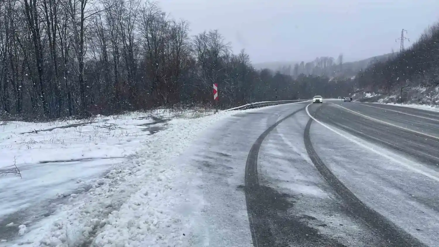 Sındırgı’da kar yağdı, buzlanma hayatı felç etti! Belediye ekipleri tehlikeyi