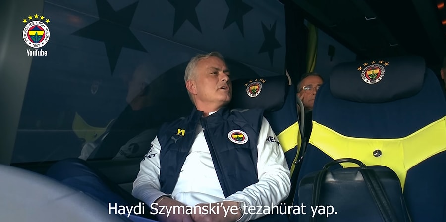 Fenerbahçe Teknik Direktörü Jose Mourinho, takım otobüsünün peşinden koşan taraftara