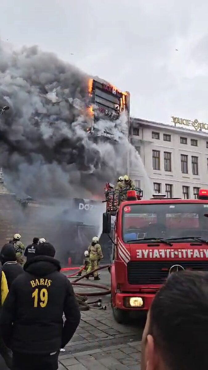 Fatih Eminönü’ndeki tarihi Mısır Çarşısı’nın yanında bulunan restoranda çıkan yangın