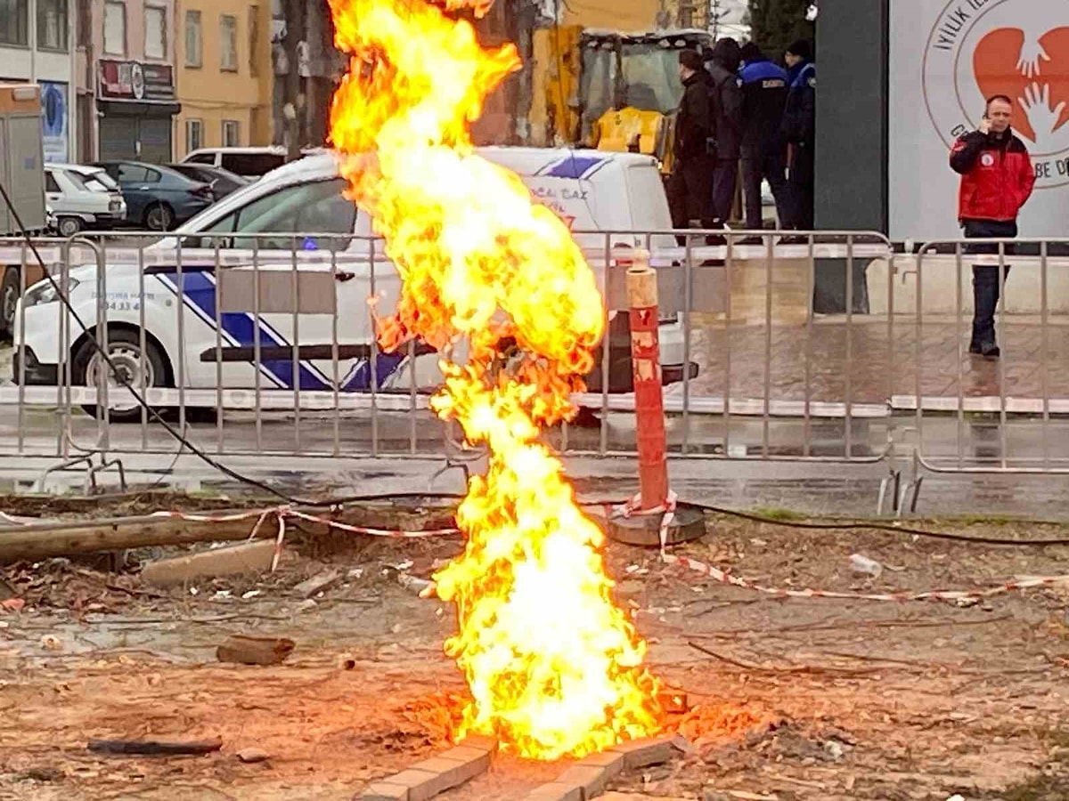 Kocaeli'nin Kartepe ilçesinde sondaj çalışmaları sırasında açığa çıkan metan gazı