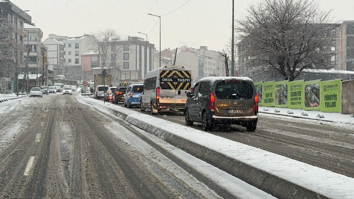 Meteoroloji ve AKOM’un uyarılarının ardından İstanbul’da beklenen kar yağışı başladı.