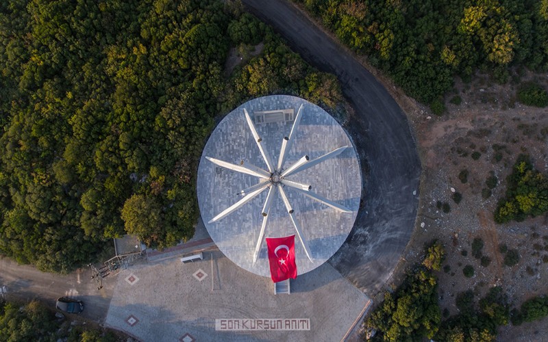 Balıkesir’in Bandırma ilçesinde yer alan Son Kurşun Anıtı, Türk milletinin