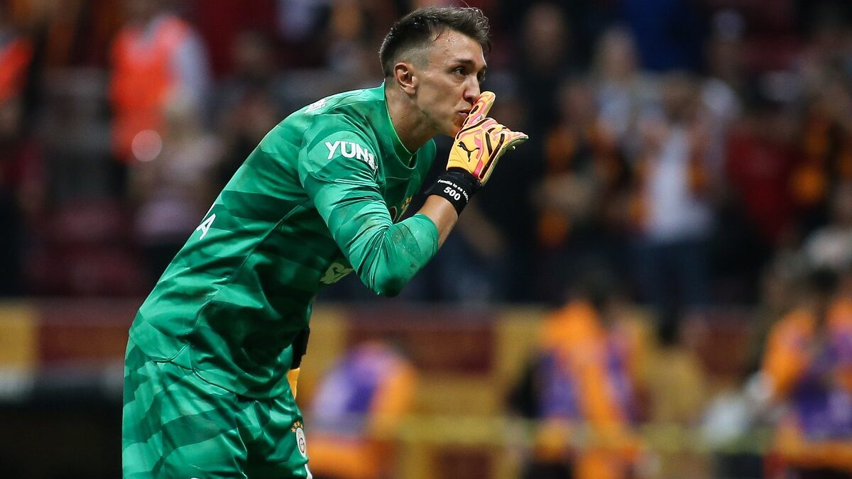 010824 Fernando Muslera of Galatasaray celebrates victory 1920 - Marmara Bölge: Balıkesir Son Dakika Haberleri ile Hava Durumu