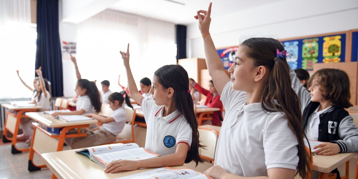 Edremit Belediyesi, kentteki okullara destek çalışmalarına devam ediyor. Son olarak,