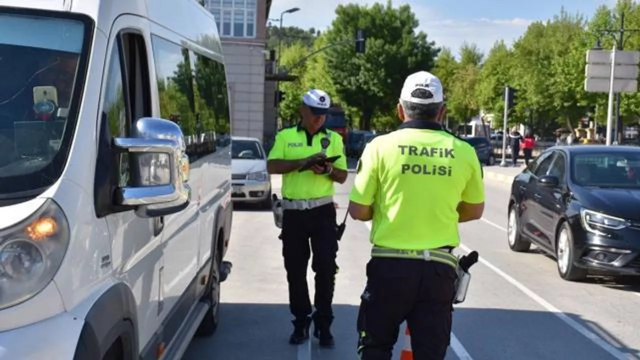 Trafik denetimlerinde bir haftada 528.511 sürücüye ceza uygulandı.