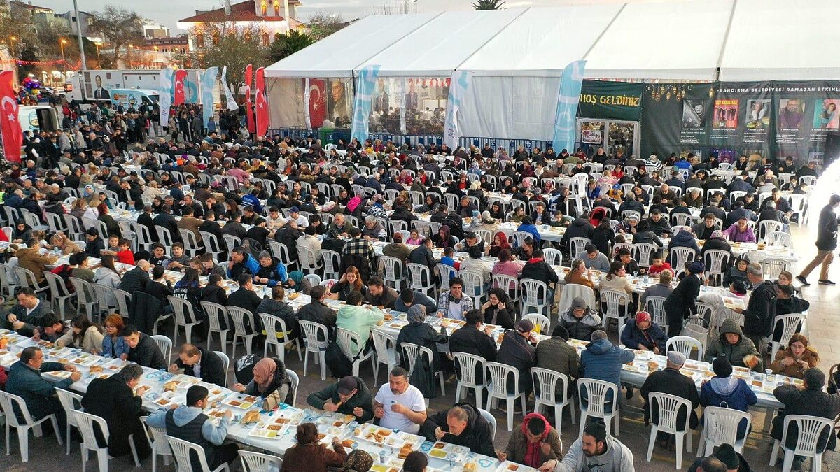 Balıkesir Büyükşehir Belediyesi'nin Ramazan ayında geleneksel hale getirdiği iftar sofralarının