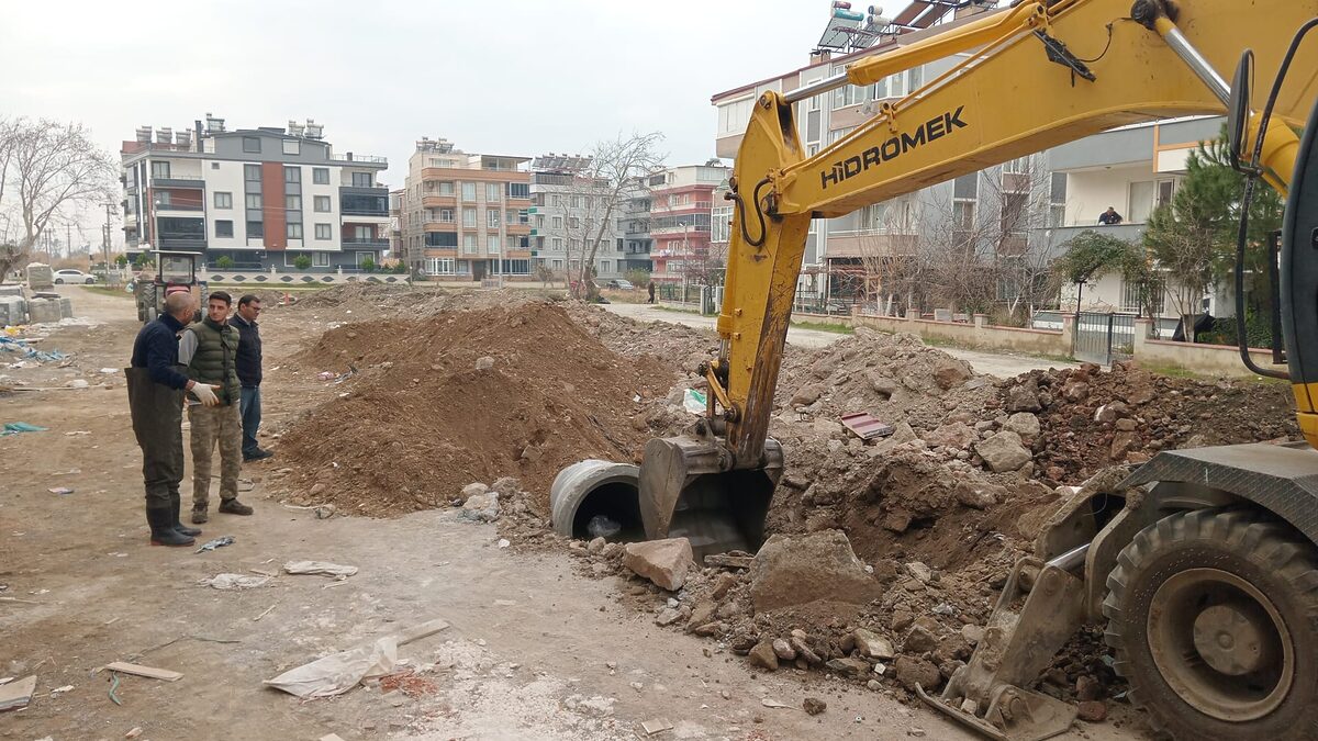 Edremit Belediyesi, Altınkum İda Caddesi'nde başlattığı yağmursuyu drenaj hattı döşeme