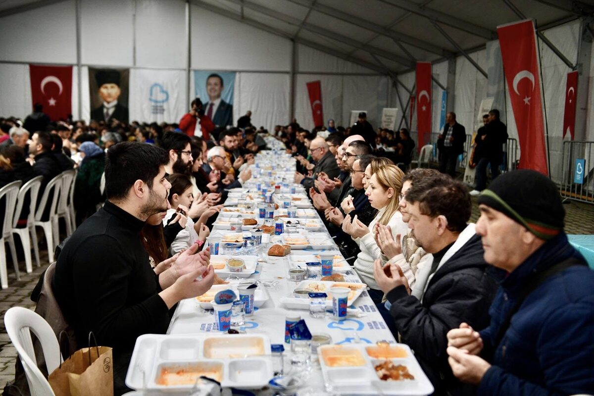 Altıeylül Belediyesi, Ramazan boyunca vatandaşlara ücretsiz iftar imkanı sunuyor. Her