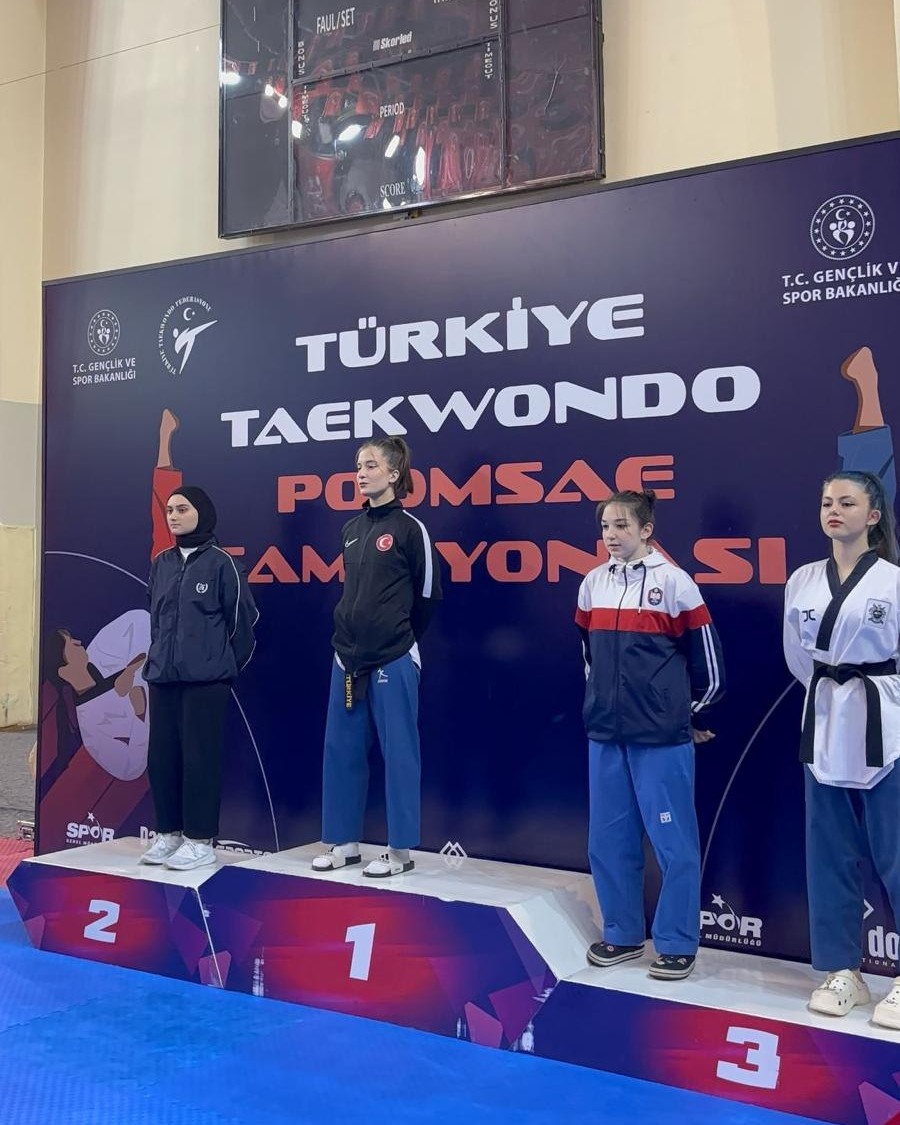 Edremit Belediyesi Taekwondo Spor Kulübü'nün genç milli sporcusu Ecrin Yanıt,