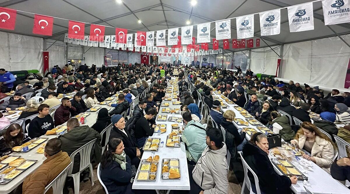 Bandırma İftar Çadırı, yoğun katılım nedeniyle adeta yıkıldı! Başkan Dursun