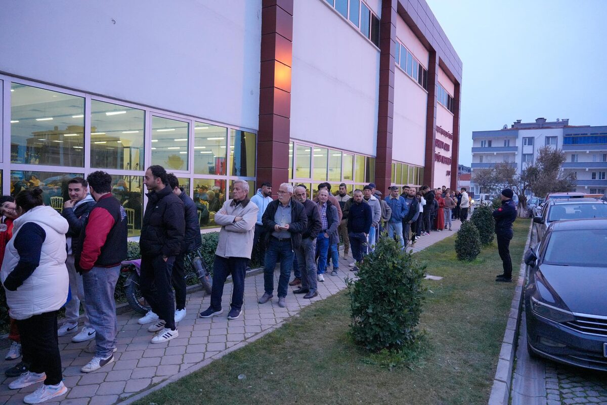 Burhaniye’de iftar izdihamı! Ramazan’ın ikinci gününde Ahmet Akın Kültür Merkezi’nde