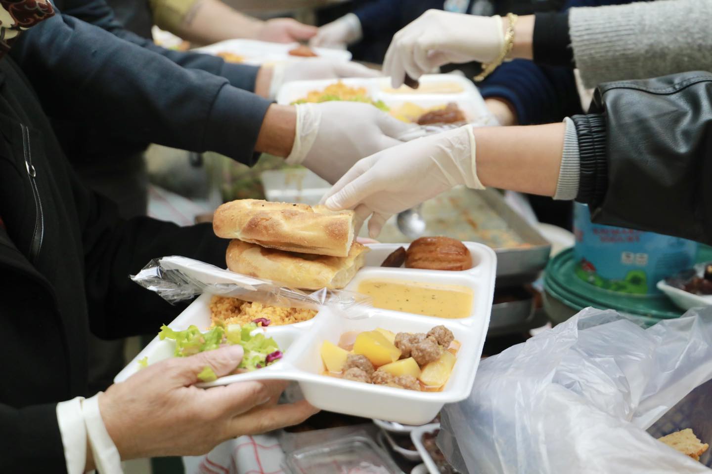 Burhaniye Belediyesi, Ramazan ayı boyunca vatandaşları iftar sofralarında buluşturmaya devam