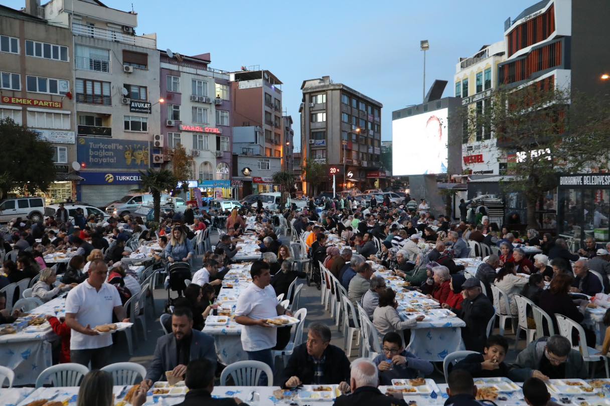 Balıkesir'in Burhaniye ilçesinde Burhaniye Belediyesi, Ramazan ayının bereketini ilçede yaşayan