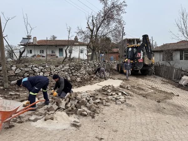 İvrindi Belediyesi, mahallelerde parke taş döşeme ve yol düzenleme çalışmalarına