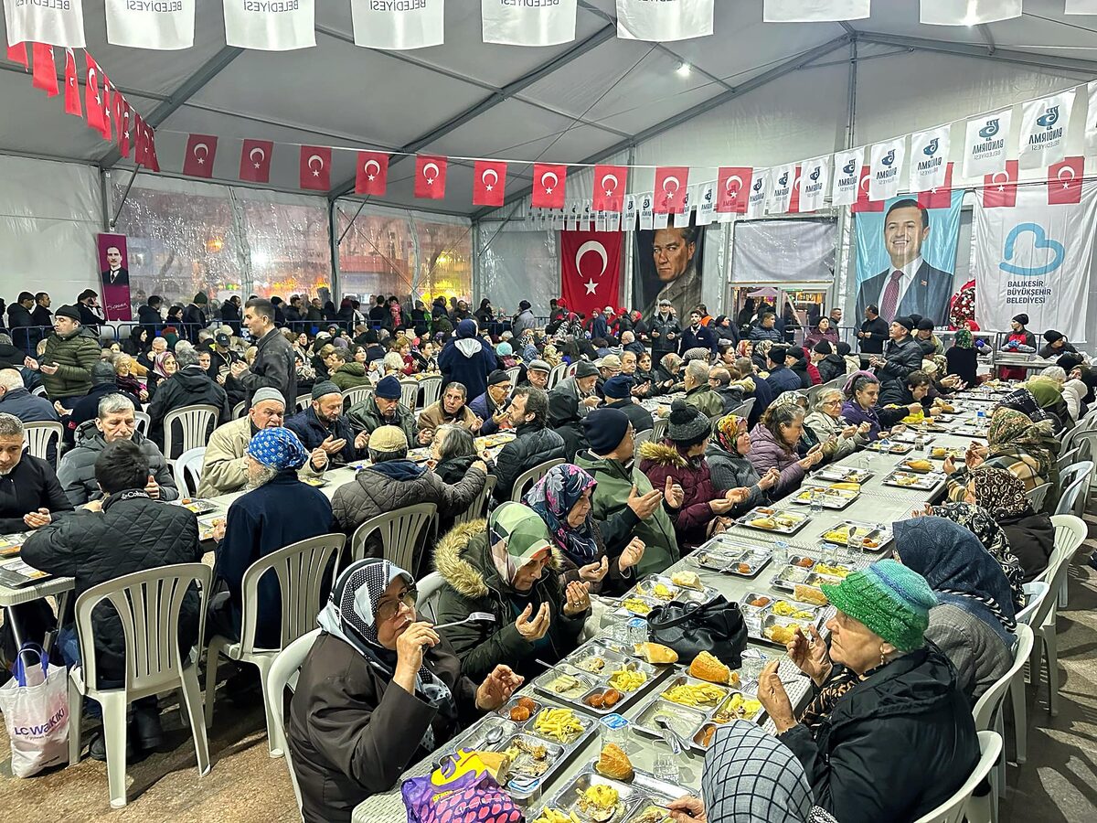 Bandırma’da iftar çadırına akın eden yüzlerce kişi, aynı sofrada buluşarak