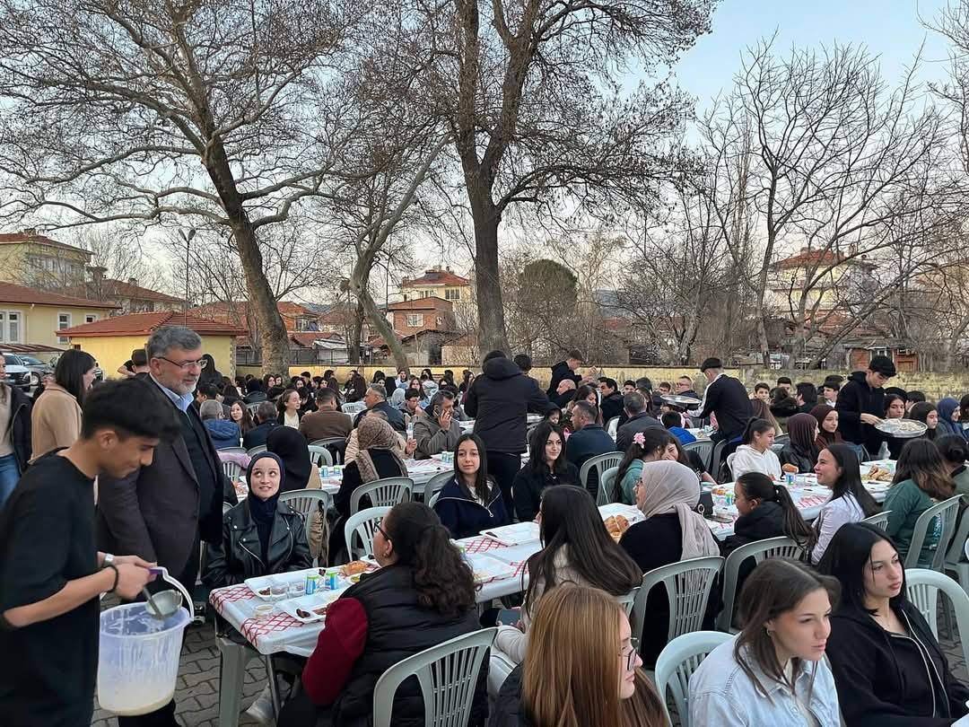 Kepsut Anadolu Lisesi’nin düzenlediği iftar yemeğinde öğrenci, öğretmen ve ilçe