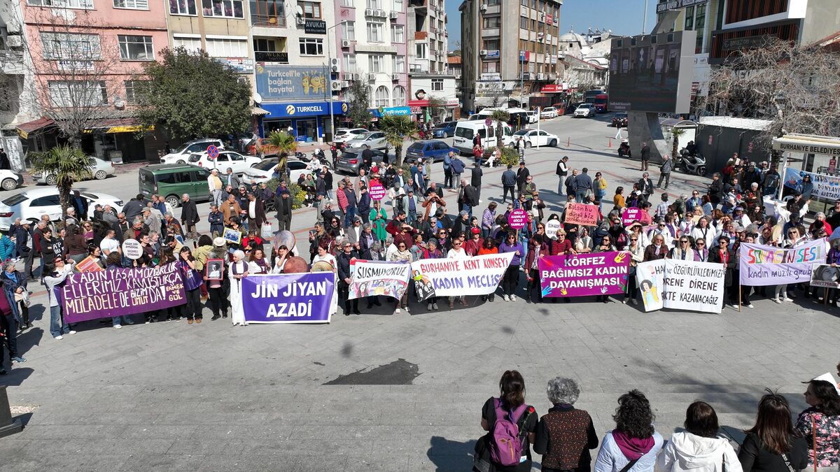 Burhaniye’de 8 Mart’ta kadınlar meydanlara indi, eşitlik ve özgürlük için