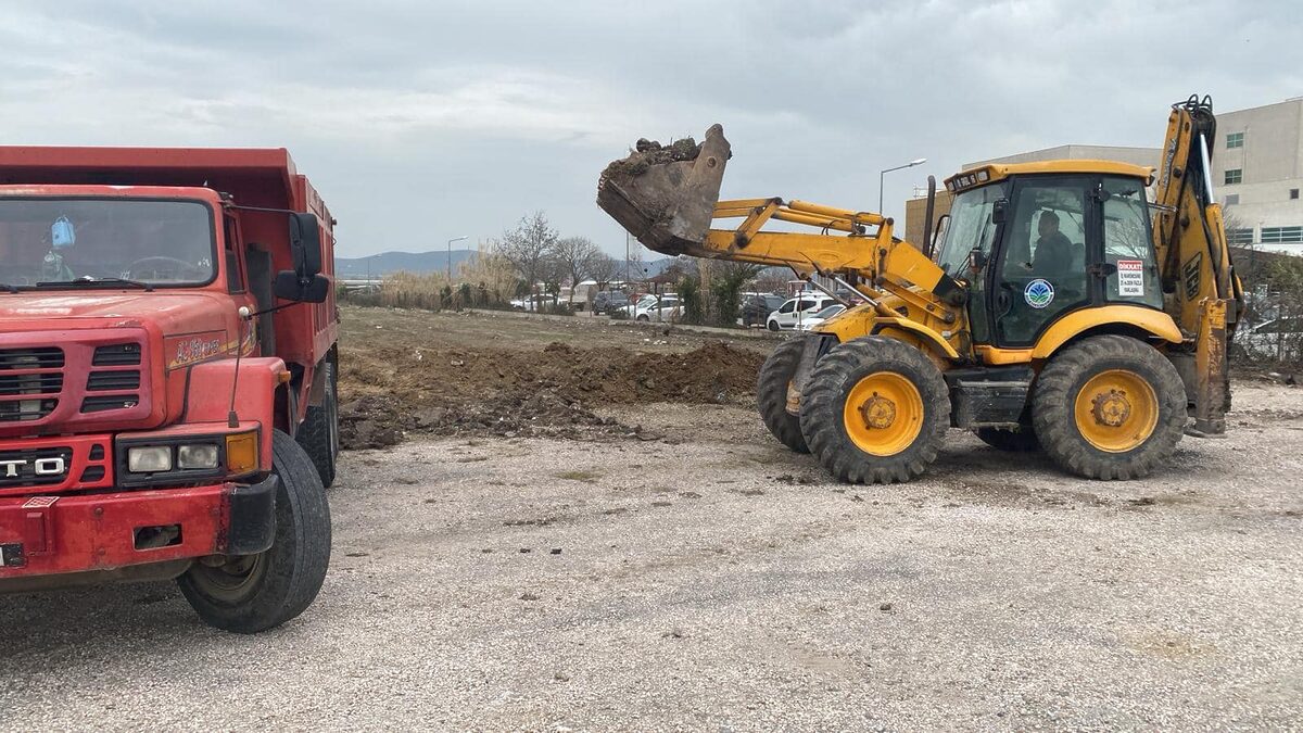 Gönen Belediyesi, ilçenin dört bir yanında hummalı bir çalışma yürütüyor.