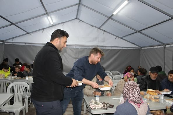 Gömeç Belediyesi, Ramazan ayının ilk iftarında vatandaşlarına sıcak yemek ulaştırarak