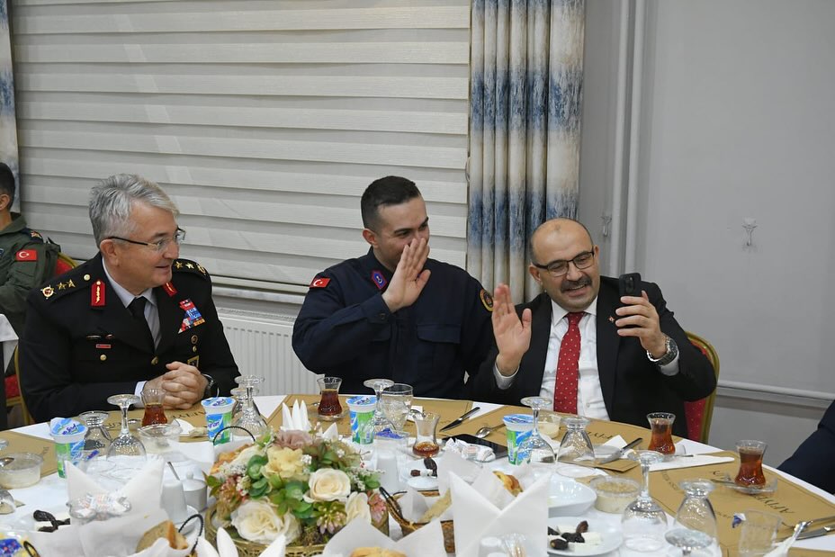 Balıkesir Valisi İsmail Ustaoğlu, İl Jandarma Komutanlığı tarafından düzenlenen iftar