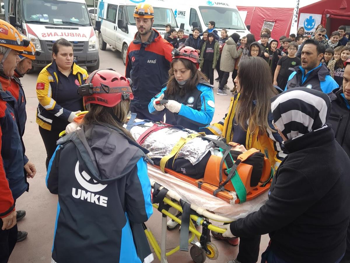 Balıkesir’de okulda gerçeği aratmayan deprem tatbikatı! Öğrenciler, AFAD, UMKE ve