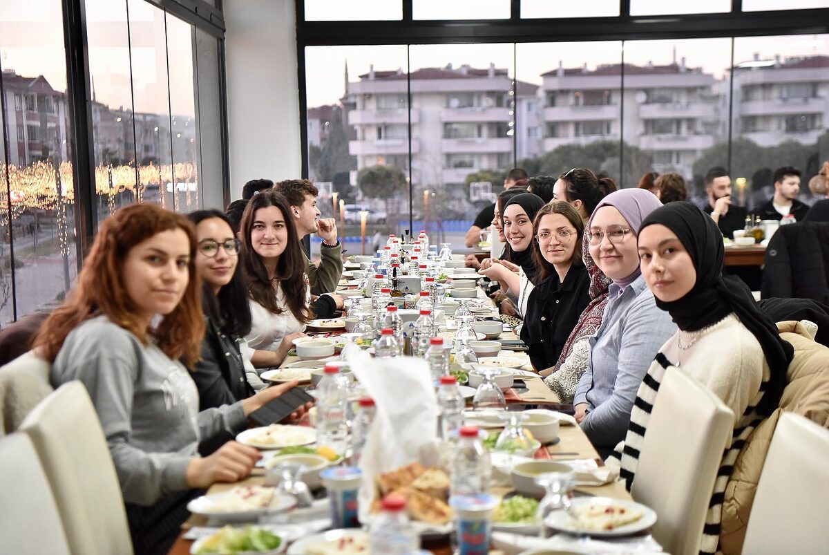 Altıeylül Belediyesi, üniversite öğrencileriyle iftar programında buluştu. Başkan Yardımcısı Serdar